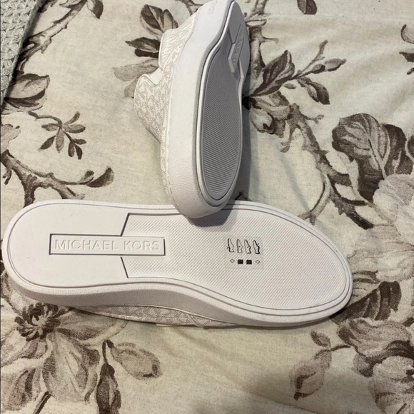 Michael kors for women size 7.5 - Picture 3 of 4